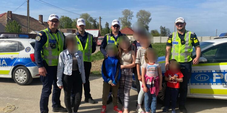 Cadouri de Paște oferite de polițiștii de la rutieră pentru o familie din Tichilești