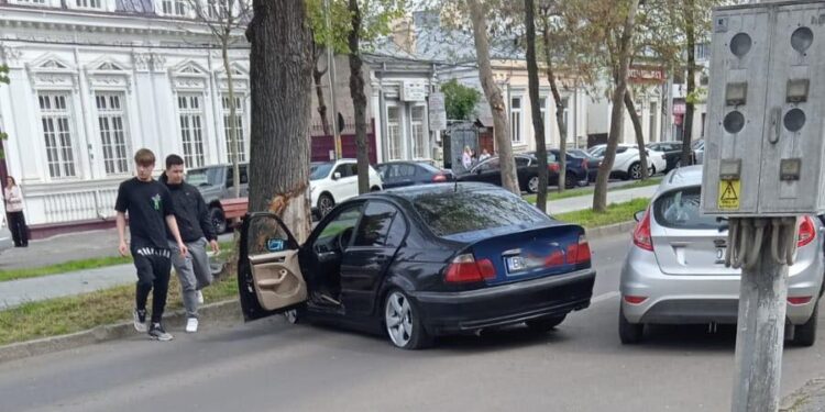 A intrat cu masina in copac
