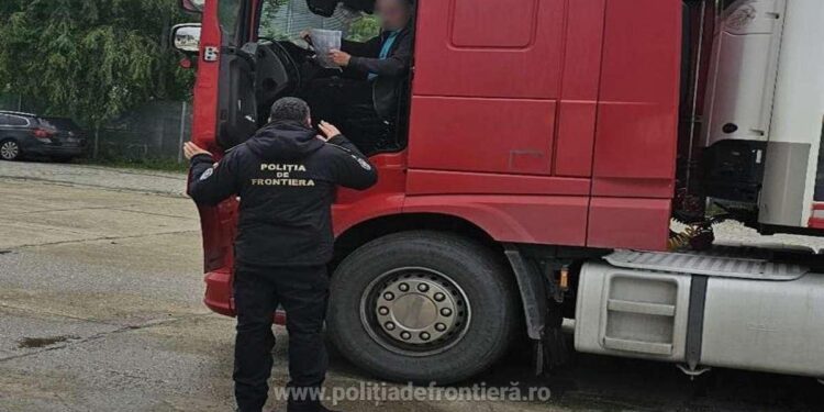 Cu permisul suspendat, depistat la volanul unui automarfar înmatriculat în Italia