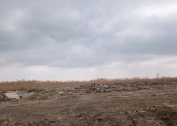 Garda de Mediu Brăila a amendat cu 110.000 lei o firmă care a depozitat deșeuri din construcții în zona lacului Albina