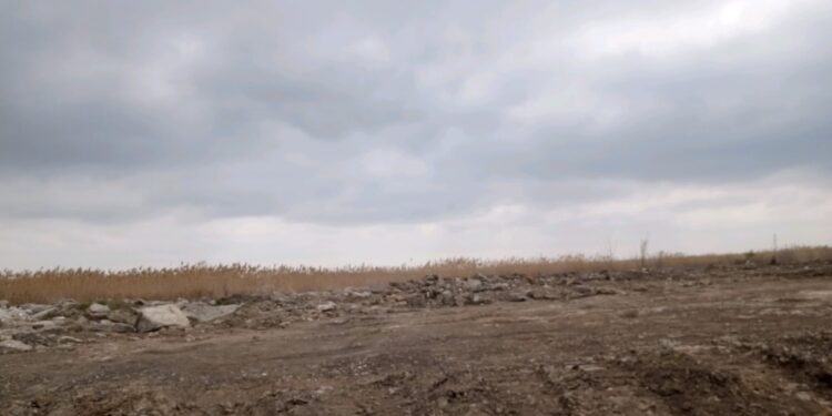 Garda de Mediu Brăila a amendat cu 110.000 lei o firmă care a depozitat deșeuri din construcții în zona lacului Albina