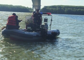 Scafandrii au început căutarea persoanei dispărute în fluviul Dunărea, pe raza localității Smârdan