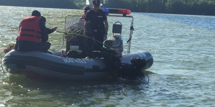 Scafandrii au început căutarea persoanei dispărute în fluviul Dunărea, pe raza localității Smârdan