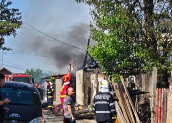 Incendiu la două case din Lacu Dulce