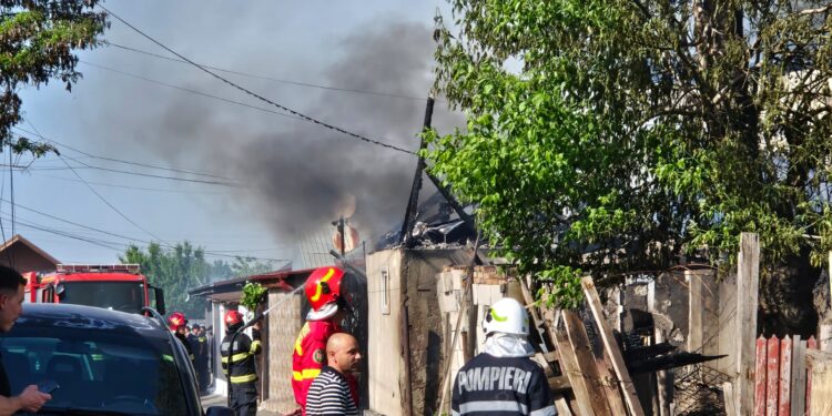 Incendiu la două case din Lacu Dulce
