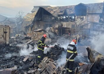 Trei polițiști au intervenit pentru a scoate două persoane dintr-o locuință afectată de un incendiu care a distrus 4 case