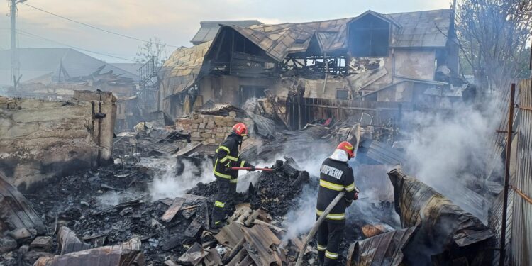 Trei polițiști au intervenit pentru a scoate două persoane dintr-o locuință afectată de un incendiu care a distrus 4 case