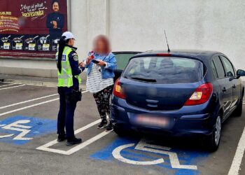 Amenzi aplicate de polițiști celor care au parcat nejustificat pe locurile rezervate persoanelor cu dizabilități