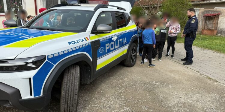 Polițiști în mijlocul elevilor de la Școala din comuna Bărăganul
