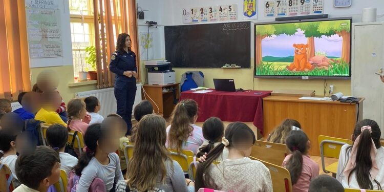 Întâlnire a polițiștilor cu elevii de la Școala Sudila Greci