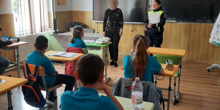 Polițiștii alături de elevii de la Școala din Vădeni