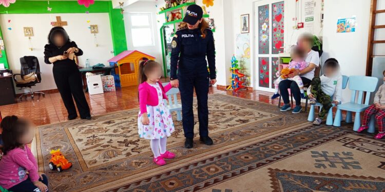 ACTIVITĂȚI DESFĂȘURATE DE POLIȚIȘTI ÎN MIJLOCUL COPIILOR