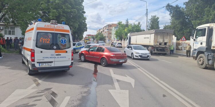 O șoferiță a fost transportată la spital