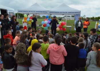 Polițiștii alături de copii, pietoni și bicicliști în comuna Viziru