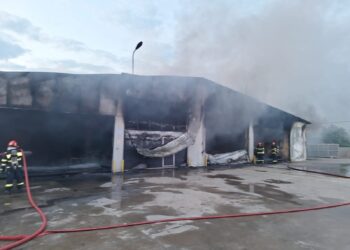 Intervenții ale pompierilor pentru stingerea unor incendii
