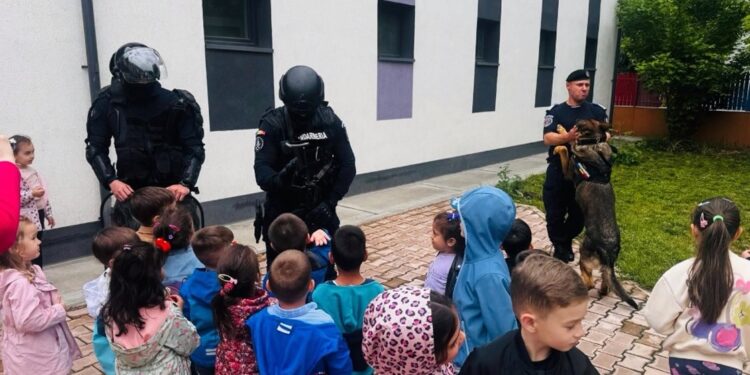 Jandarmii brăileni au fost alături de copiii de la "Grădinița cu Program Prelungit nr. 48 -Luceafărul"