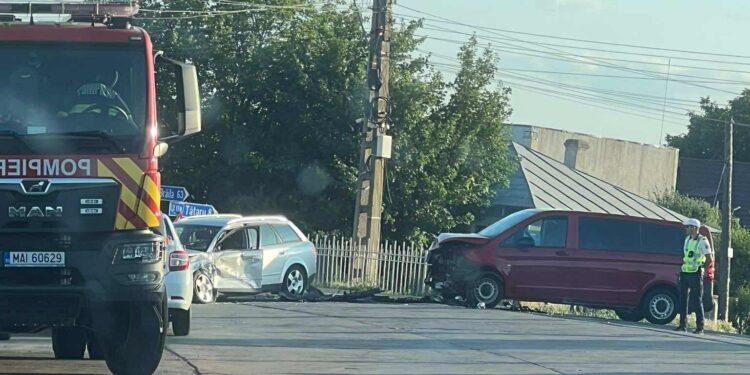 Două persoane rănite într-un accident în localitatea Bărăganul