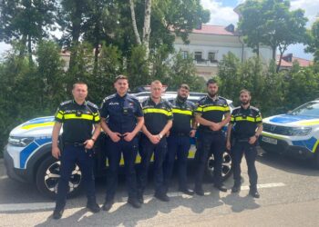 Fetiță de 11 ani, salvată de polițiști dintr-un apartament cuprins de fum