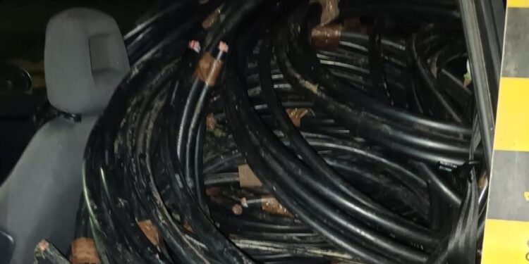 Reținuți pentru furt calificat de conductori electrici