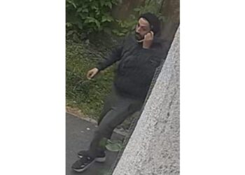 Bărbat acuzat de tâlhărie, căutat de polițiști