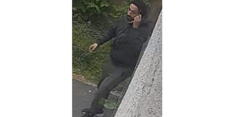 Bărbat acuzat de tâlhărie, căutat de polițiști