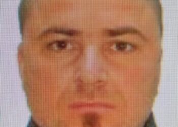 Poliția caută un individ deosebit de periculos. Și-a omorât fosta parteneră cu un topor apoi a incendiat casa în care aceasta se afla