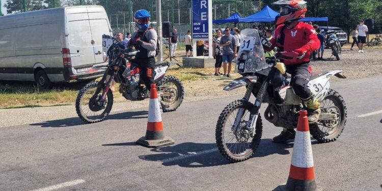 Mașini și motociclete de Raliu, împreună cu echipajele lor, au fost prezente în Făurei, în Parcul Mare