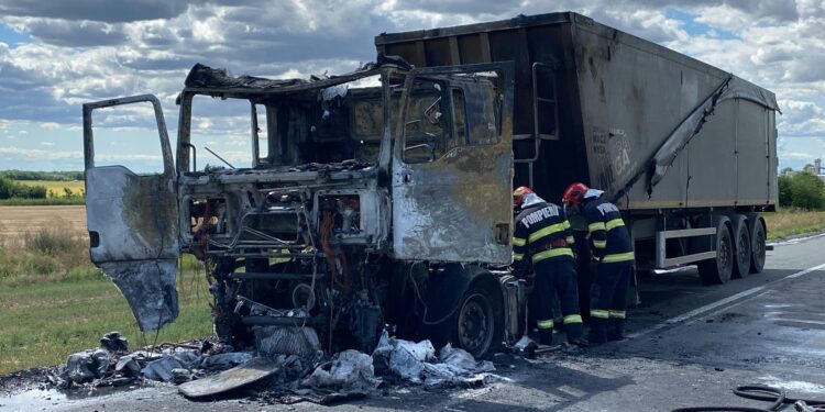 Un camion a luat foc pe DN23. Trafic blocat