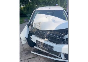 A intrat cu masina in stalp