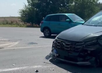 Accident cu două persoane vătămate la intersecția DN 2B cu DJ 221