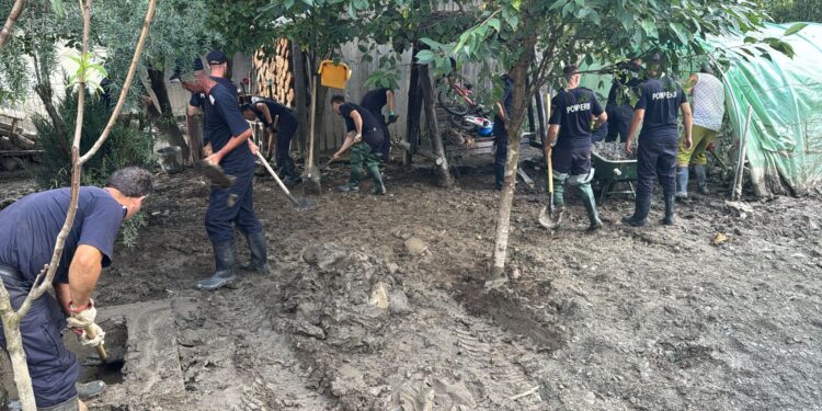 Pompieri de la ISU Brăila în sprijinul sinistraților de la Broșteni