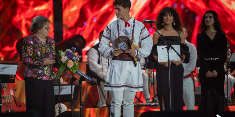 Brăileanul Cristian Ciaușu a obținut locul 3 la Festivalul Național al Cântecului și Dansului Popular Românesc ”Mamaia 2025”