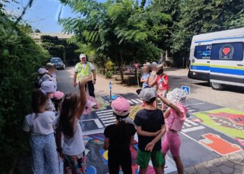 Activitate de educație rutieră desfășurată de polițiștii Serviciului Rutier în cadrul Școlii de Vară