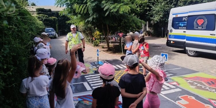Activitate de educație rutieră desfășurată de polițiștii Serviciului Rutier în cadrul Școlii de Vară