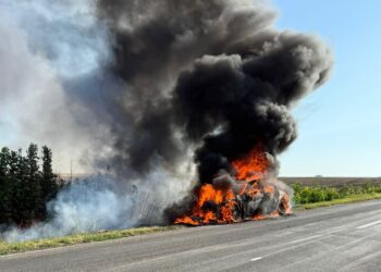 Autoturism în flăcări pe drumul spre Căldărușa