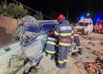 Accident rutier la Tufești. O tânără de 18 ani a decedat după ce mașina în care se afla a intrat într-un stâlp