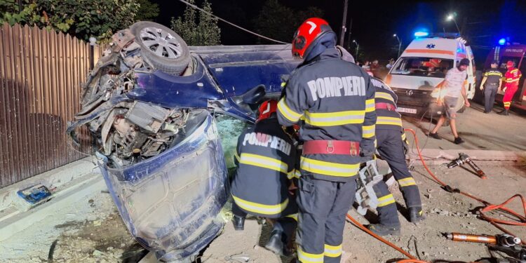 Accident rutier la Tufești. O tânără de 18 ani a decedat după ce mașina în care se afla a intrat într-un stâlp