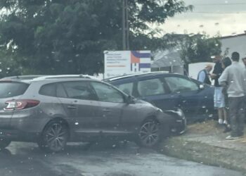 Accident cu 3 autoturisme implicate pe strada Comuna din Paris