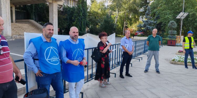 Protest al sindicaliștilor brăileni în fața Prefecturii