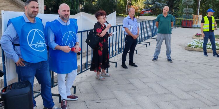 Protest al sindicaliștilor brăileni în fața Prefecturii
