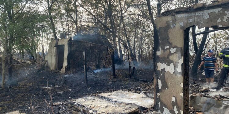 Pompieri de la ISU Brăila și de la SVSU Grădiștea au intervenit în sprijin la un incendiu în localitatea buzoiană Vâlcele