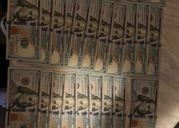 Arest la domiciliu pentru 3 persoane acuzate de contrabandă cu țigarete