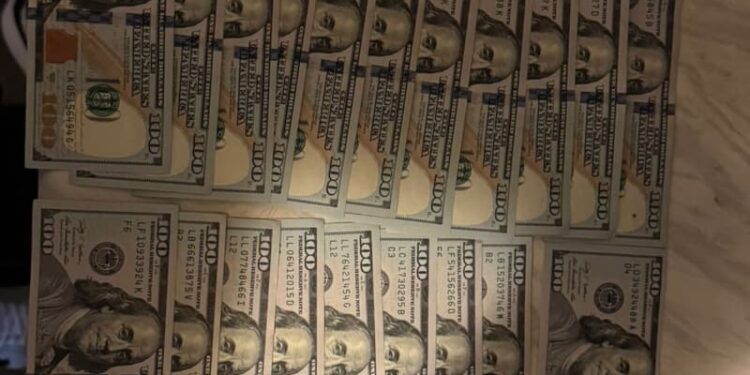 Arest la domiciliu pentru 3 persoane acuzate de contrabandă cu țigarete