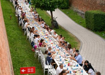 Alba Iulia a intrat, pe 13 septembrie, în Guinness World Records pentru cea mai lungă masă din lume, realizată integral din materiale reciclate