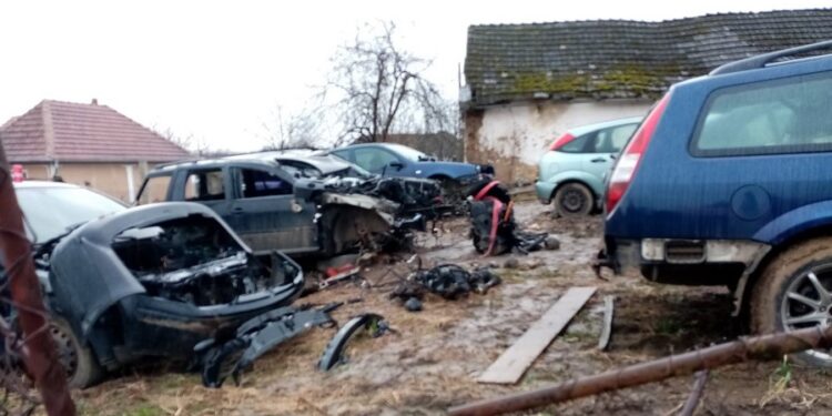 Amendat de Garda de Mediu pentru că desfășura activitatea de dezmembrări autovehicule fără a deține acte de reglementare