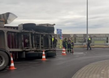 Un autoren încărcat cu floarea soarelui s-a răsturnat în sensul giratoriu