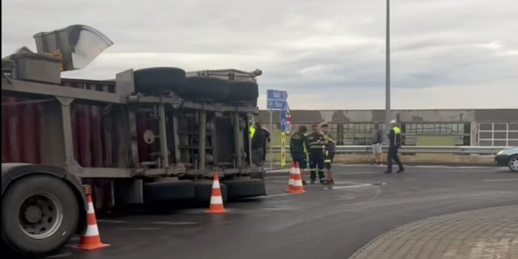 Un autoren încărcat cu floarea soarelui s-a răsturnat în sensul giratoriu