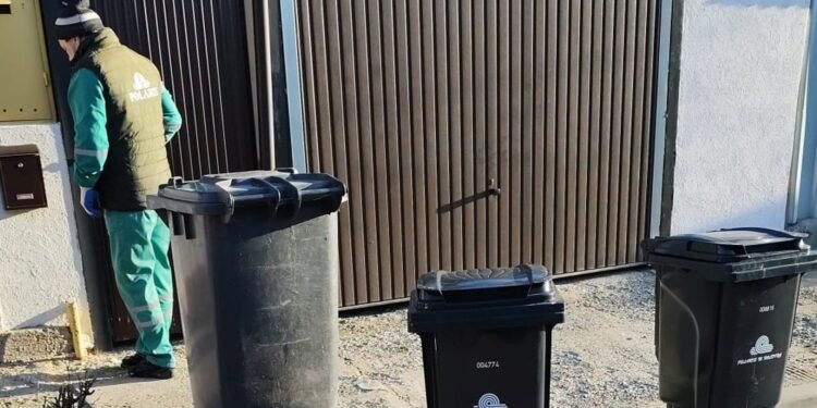 Distribuirea pubelelor negre pentru deșeurile reziduale