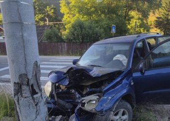 A intrat cu mașina în stâlp