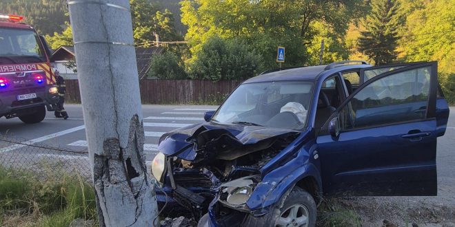 A intrat cu mașina în stâlp